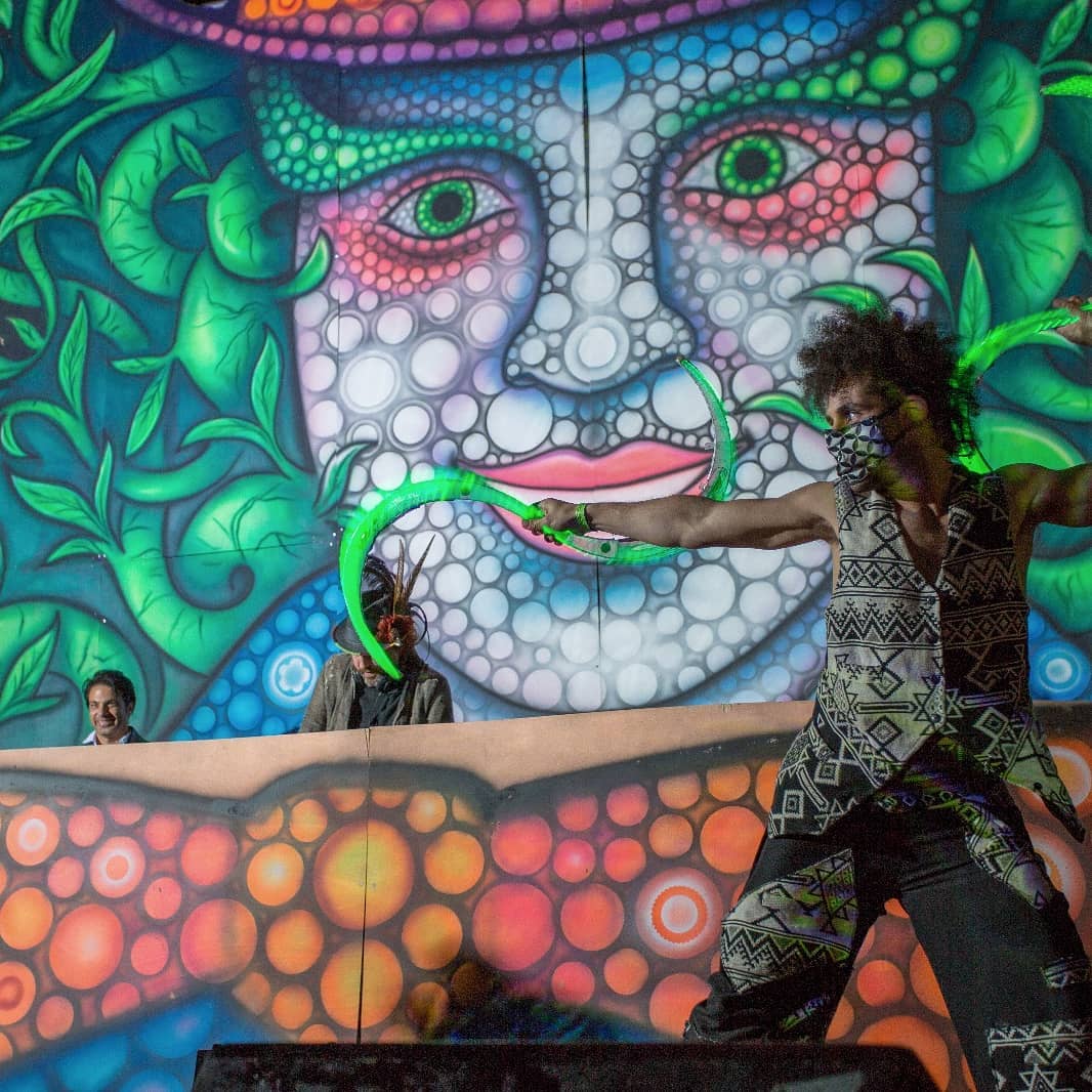 buugengjah-homepage-hero-performance-psychedelic-01